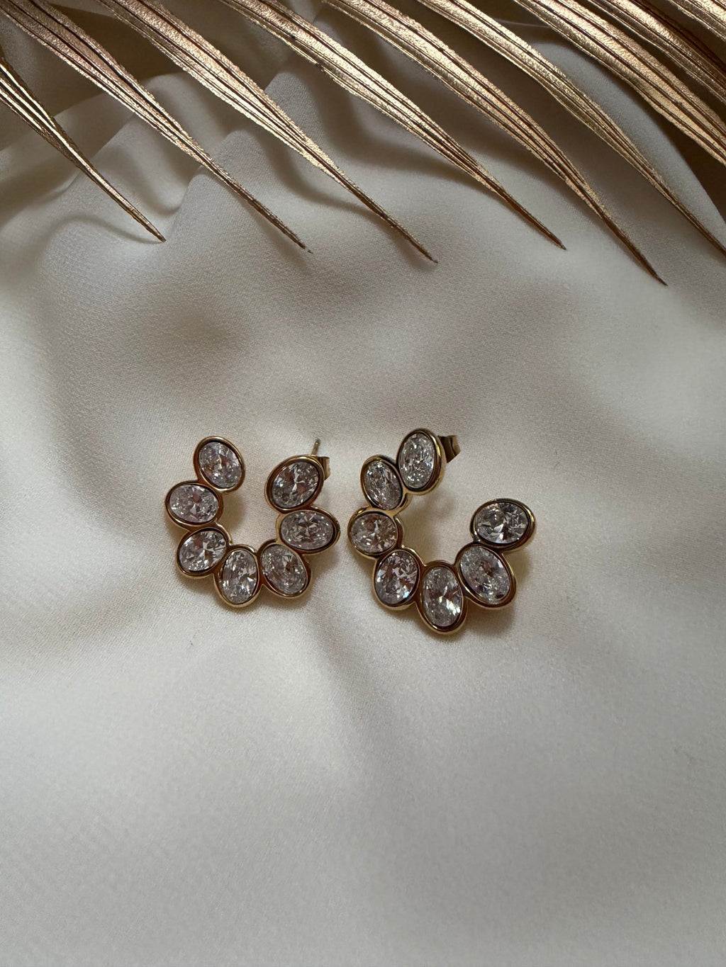 Zircon flower shaped studs - Reen & co.Zircon flower shaped studs