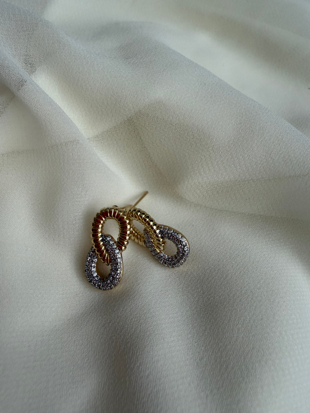 Zircon twisted stud earrings
