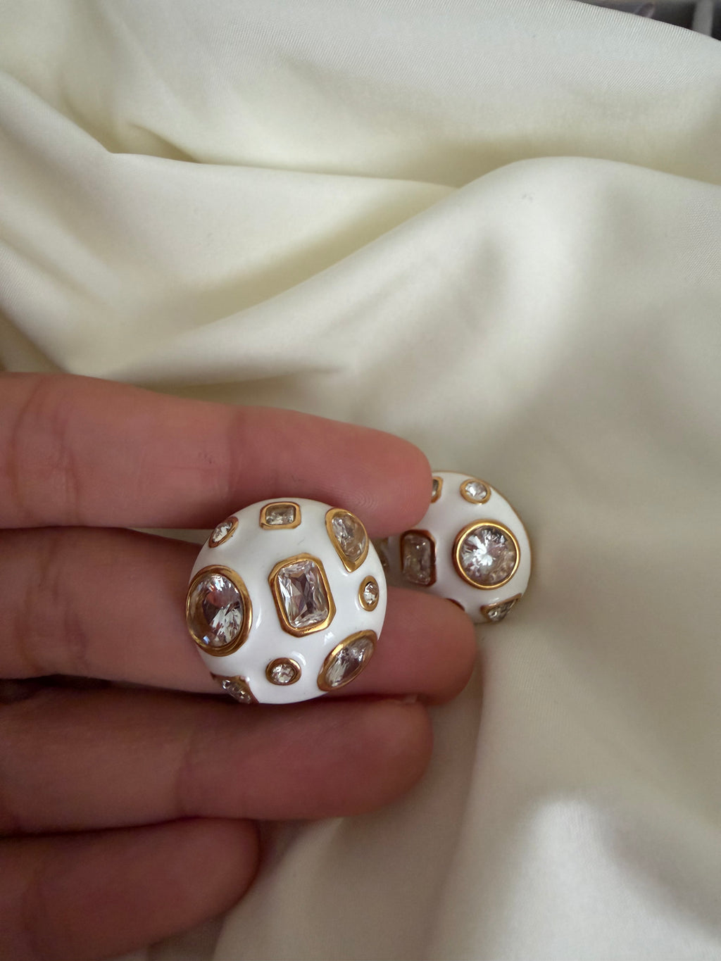 Round enamel stone studs