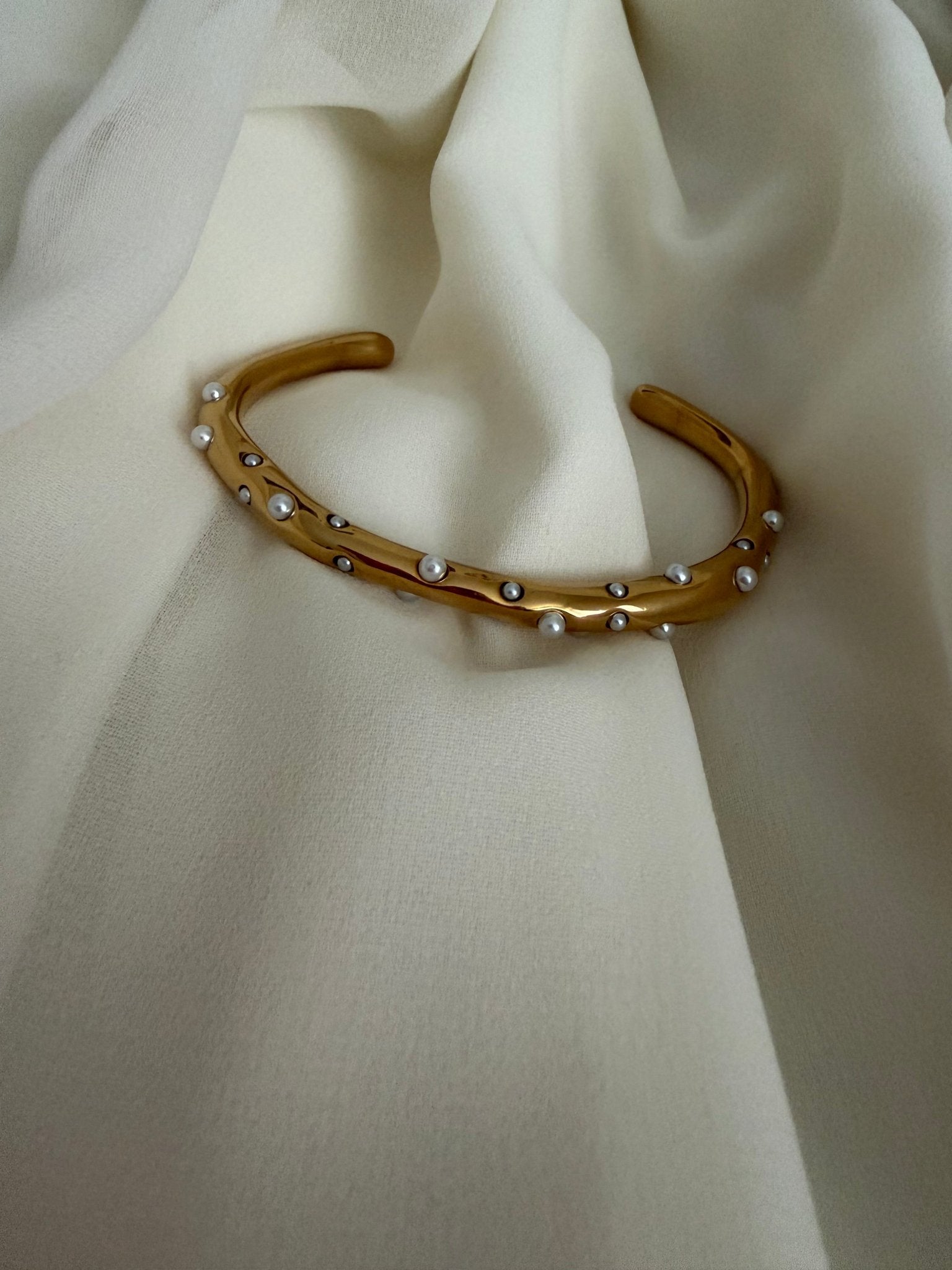 Pearl gold bangle - Reen & co.Pearl gold bangle