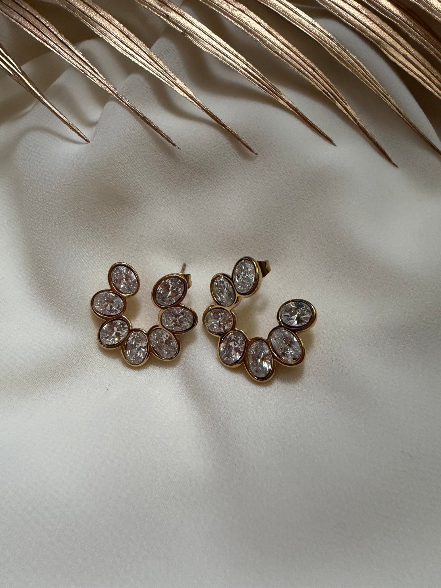 Zircon flower shaped studs - Reen & co.Zircon flower shaped studs