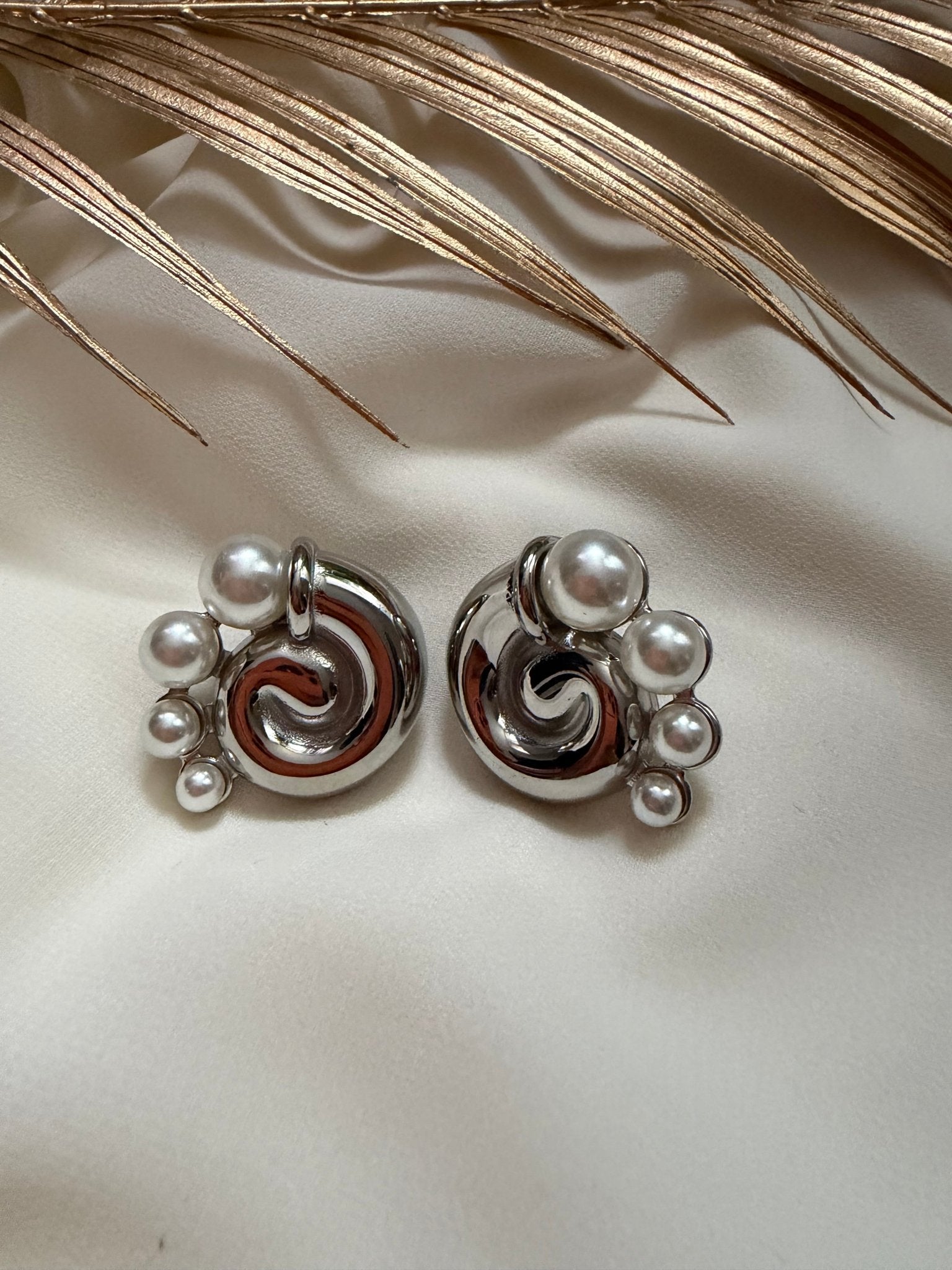 Oversized conch studs - Reen & co.Oversized conch studs
