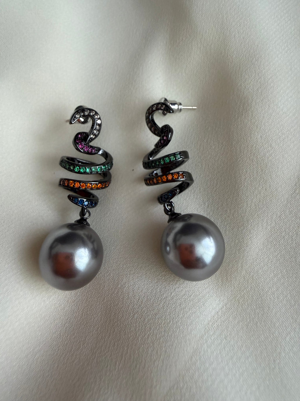 Multicolour pearl earrings